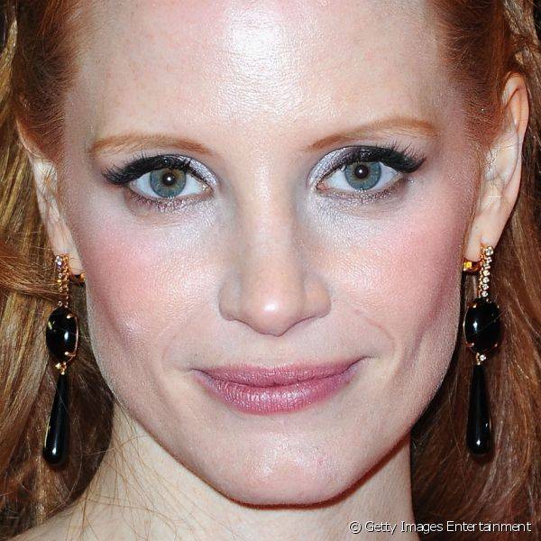 Para um festival de filmes em Berlim, Jessica optou por blush rosinha, alguns c?lios posti?os e sombra metalizada na p?lpebra interna dos olhos.